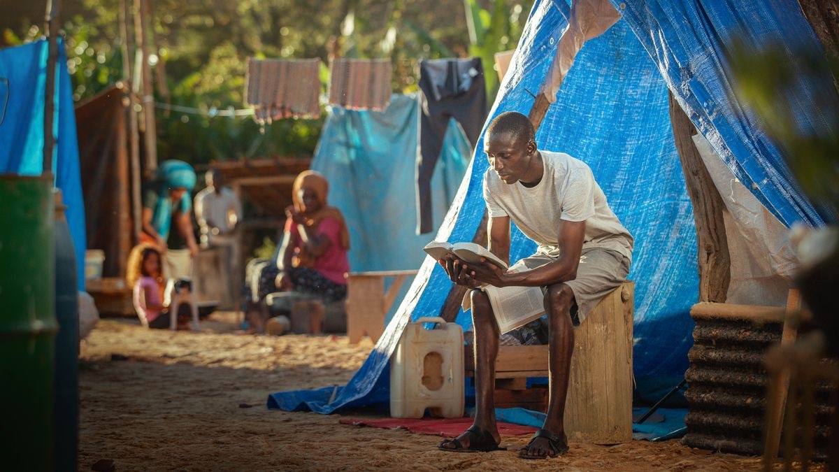 Umuvukanyi ari mw’ikambi y’impunzi ariko arasoma Bibiliya.