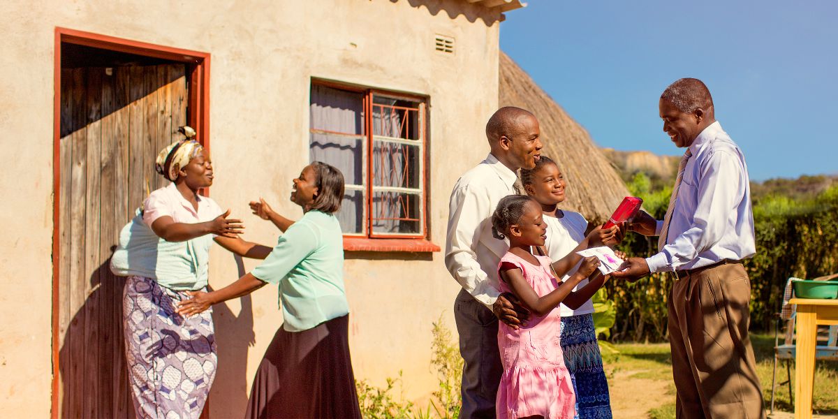 Umuryango wakiriye muhira umugabo n’umugore babagendeye ugaca ubaha utuganuke