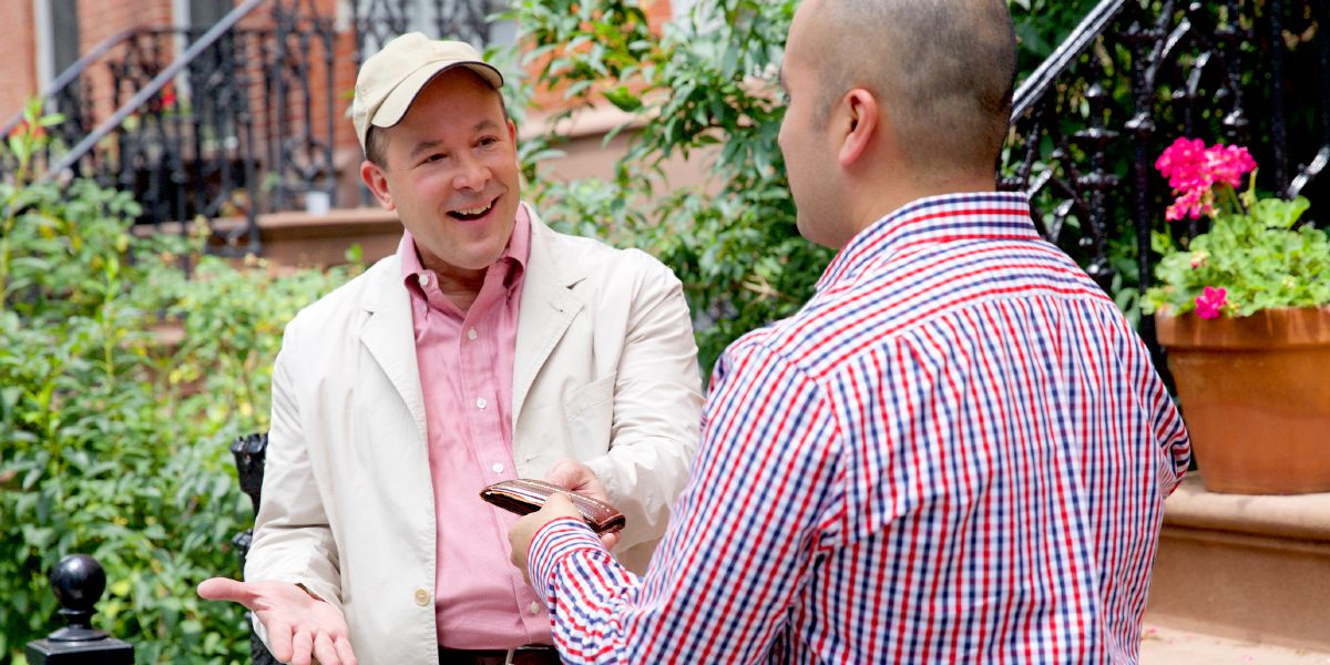 Murume ari kudzorera chikwama kumuridzi wacho