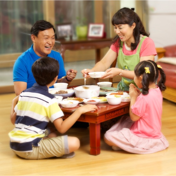 Una familia comiendo junta