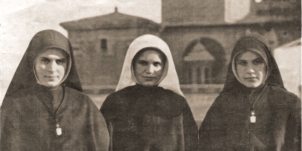 Tres de las hermanas Fernández, dos de ellas con el hábito de monja y la otra con el velo blanco de novicia