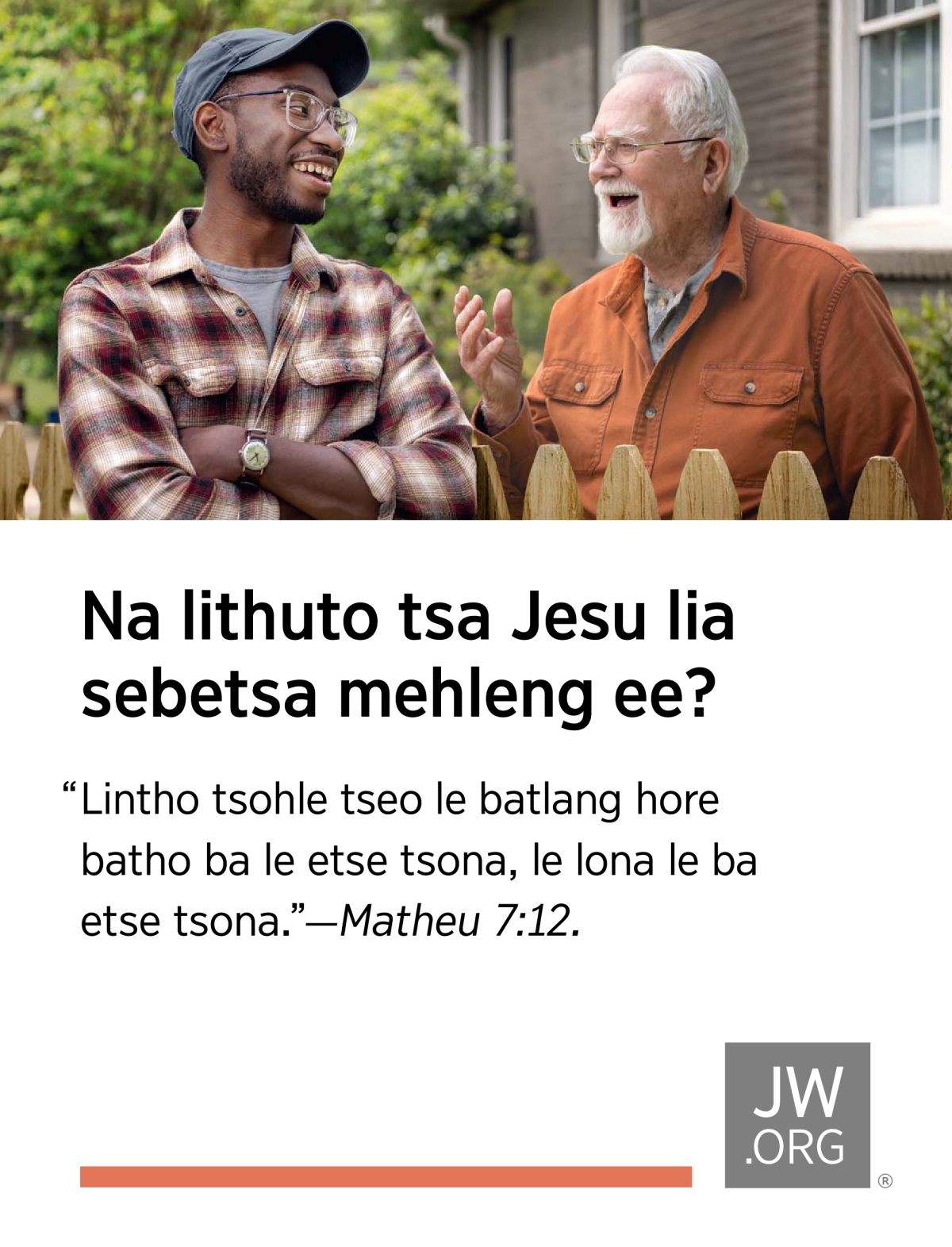 Baahisani ba babeli ba qoqa hamonate e mong le e mong a eme ka jareteng ea hae.