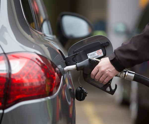 Monna o tšela disele ka tankeng ea koloi