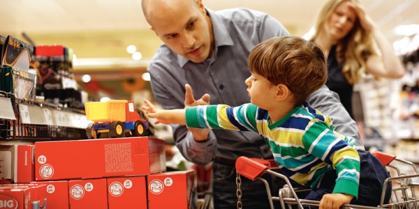 Moshanyana o nka toy shelefong ea lebenkele ’me ntate oa hae o re, che