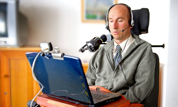 Miklós Aleksza o sebelisa k’homphieutha ea hae ho buisana le batho