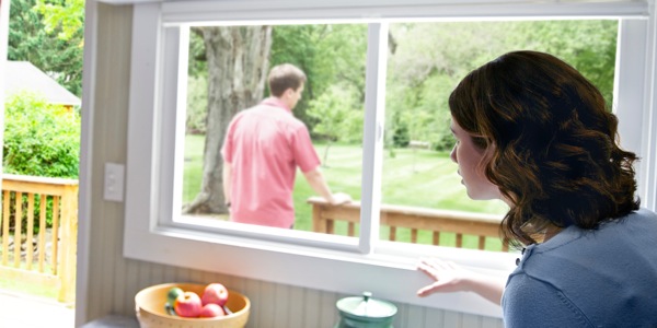Mosali ea tšoenyehileng o shebile monna oa hae ea kulang