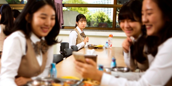 Ngoanana o lutse a le mong ’me o shebile banana ba bang ba ntseng ba qoqa ba bile ba tšeha