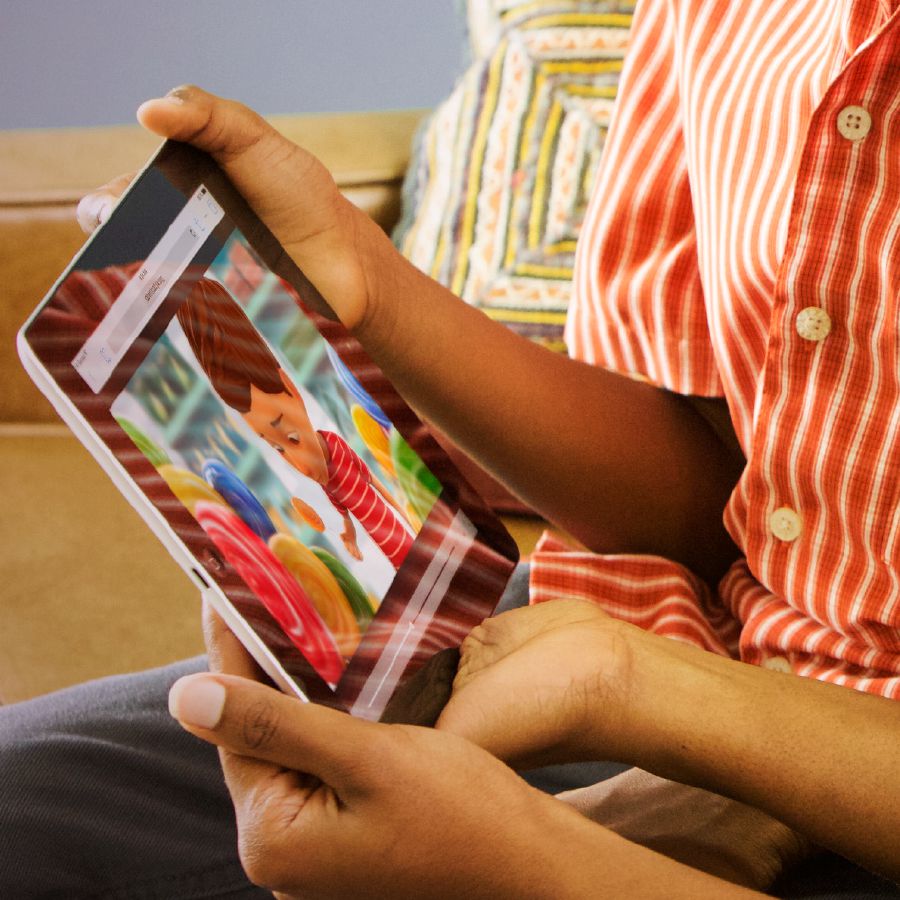 Moshanyana o shebeletse video ea Ho Utsoa ho Fosahetse e hlahang ho jw.org