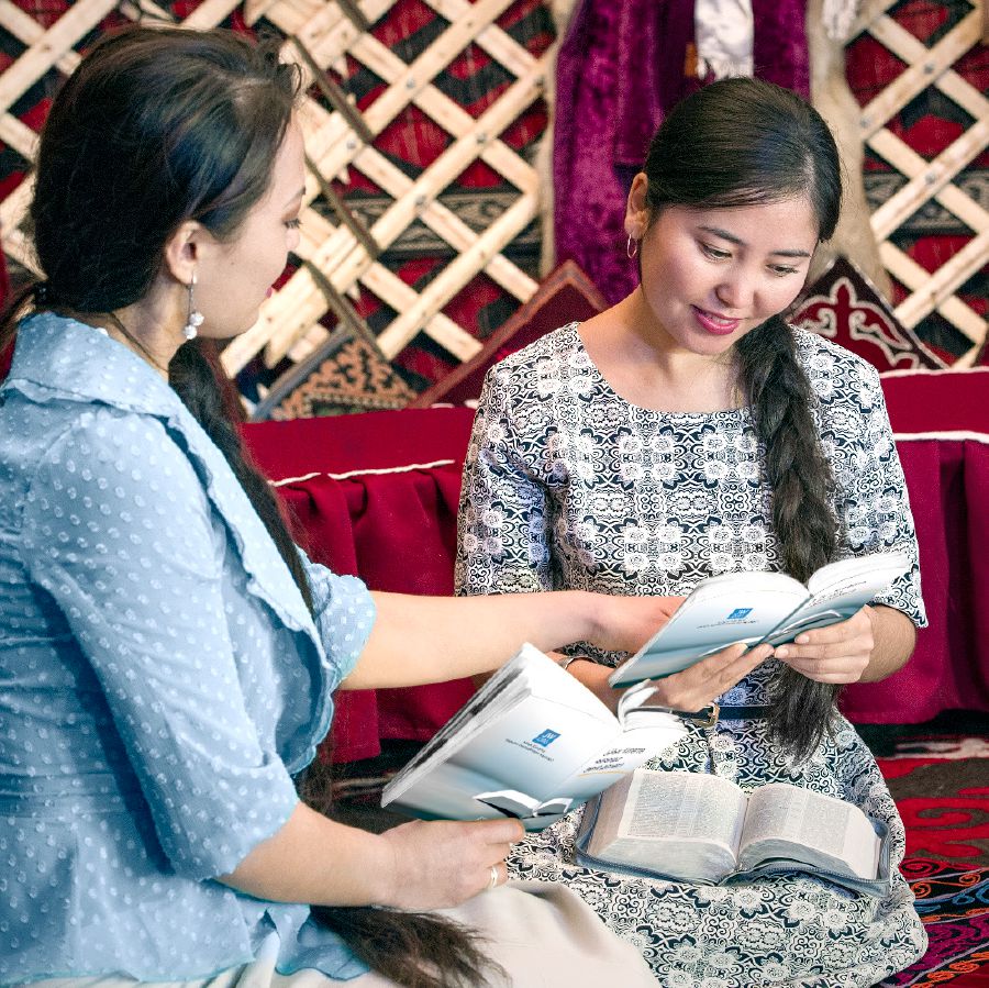 Paki ea Jehova e ithuta Bibele le mosali oa Kyrgyzstan