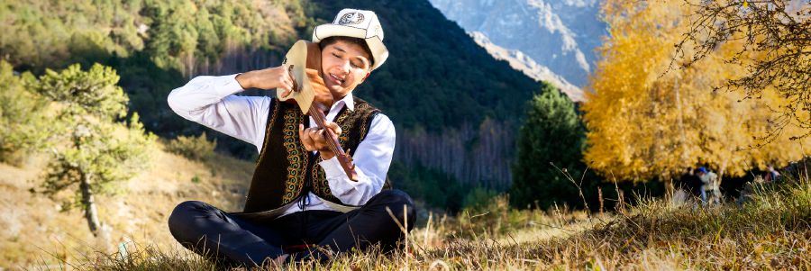 Mohlankana o bapala komuz