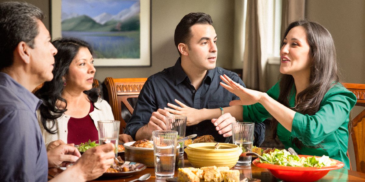 Mosali o kena monna oa hae hanong ha ba ntse ba ja lijo tsa mantsiboea le banyalani ba bang