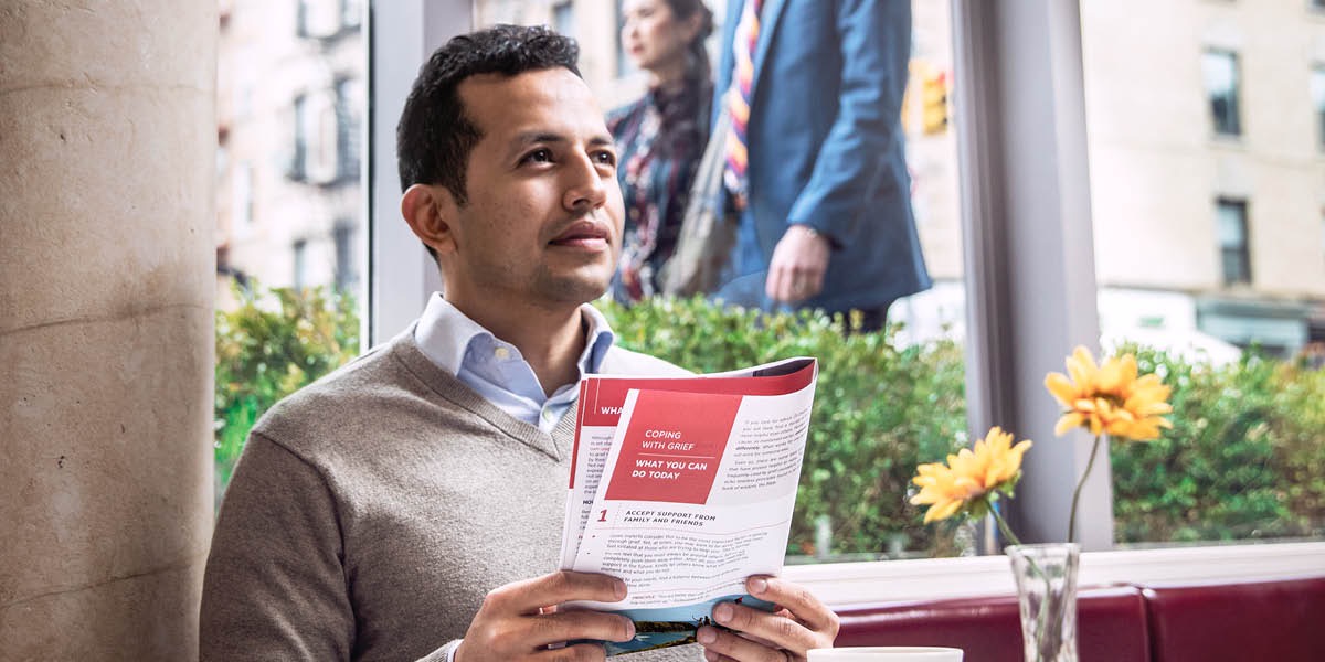 Ntate ea siameng o tšelisoa ke ho bala makasine ena ea Tsoha!