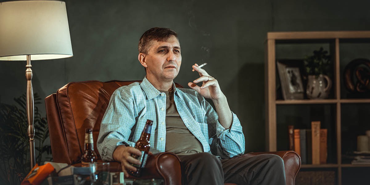 Ntate o lutse sofeng oa tsuba ebile o ntse a noa.