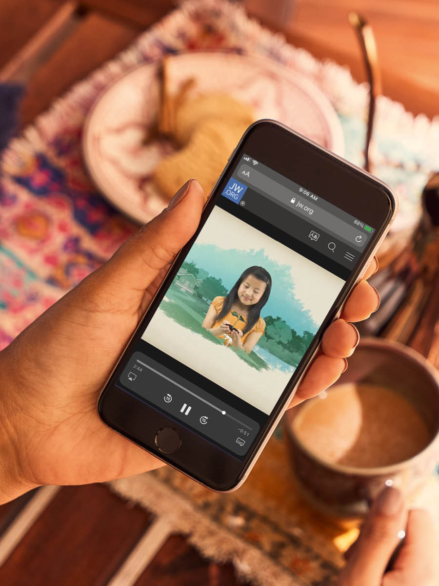 Video e rutang e thehiloeng Bibeleng e bapala fonong.
