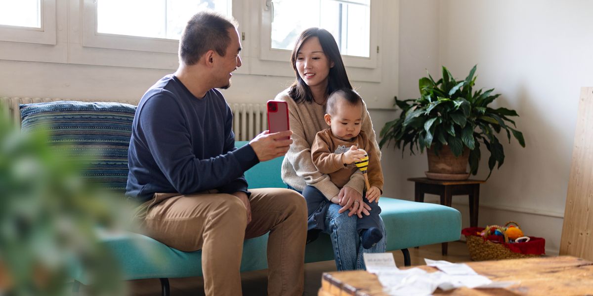 Ntate o bontša molekane oa hae ea nkileng ngoana ntho e hlahileng fonong ea hae.