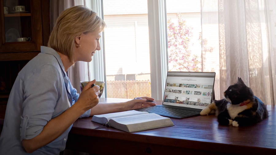 Geneviève o sebelisa “JW Library” ho ithuta Bibele sesebelisoeng sa hae sa elektronike.