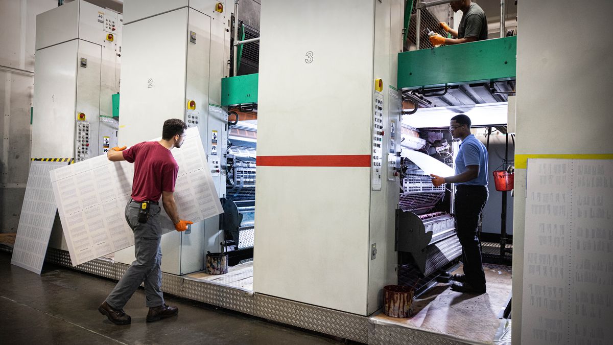 Bara ba bo rona ba ntša li-printing plate ’me ba hlahloba mochini o moholo oa ho hatisa ho bona hore na o ntse o le maemong a hantle.