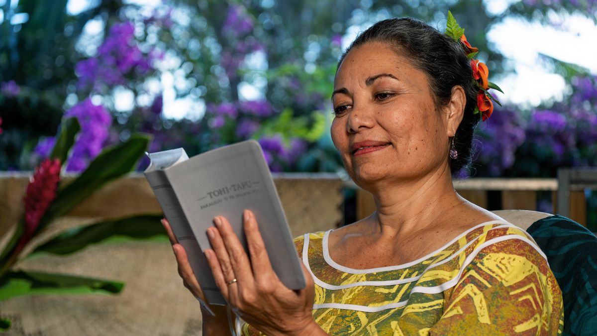 Morali oa bo rona o bala Bibele e hatisitsoeng ea “Phetolelo ea Lefatše le Lecha ea Mangolo a Halalelang” ka puo ea habo ea Sewallise.