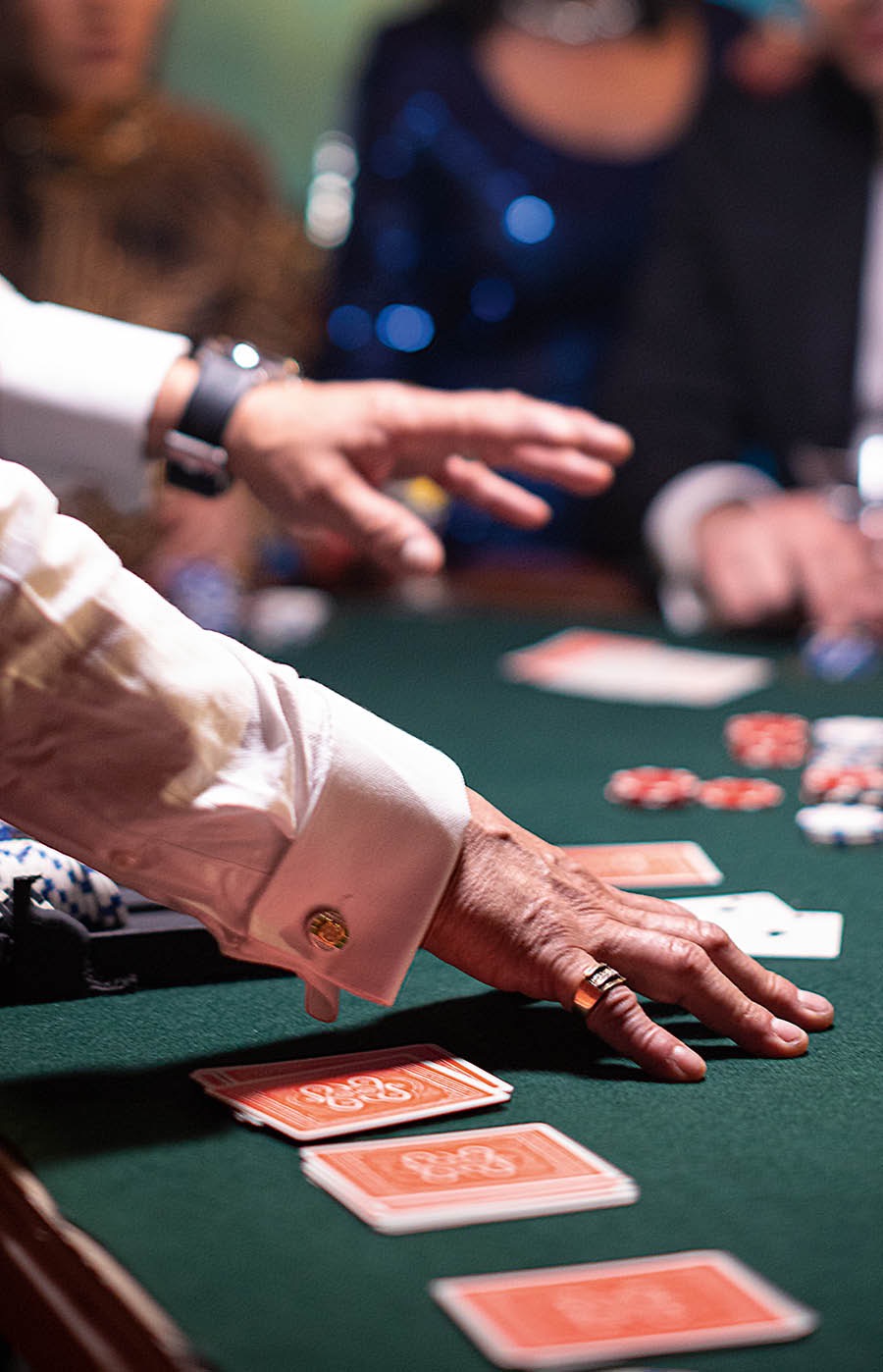 Monna o lokisa likarete tafoleng ea k’hasino e bechang ha ba bechang ba shebile.