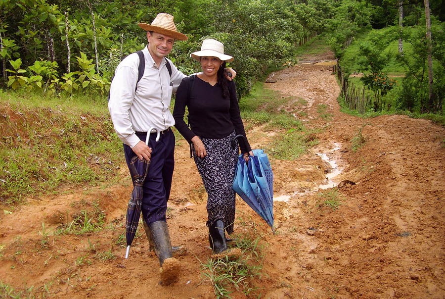Ntate Donald le mofumahali oa hae ’mè Nuria ba eme tseleng e liretse. Ba roetse likatiba le likhohlopo, ba jarile mekotla ebile ba nkile likhele.