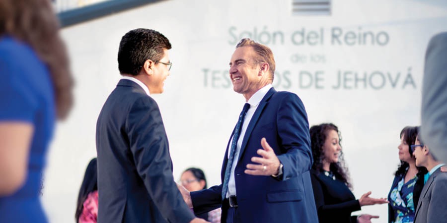 Michael Kuenzle o lumelisa mor’abo rona libokeng tsa Lipaki Tsa Jehova.