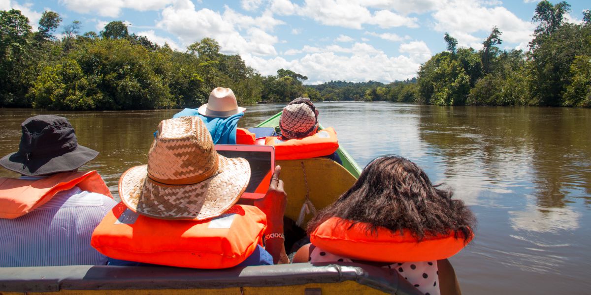 Lipaki Tsa Jehova li tsoa letšolo ho ea bolella batho ba phelang metseng e nokeng ea Maroni molaetsa oa Bibele.