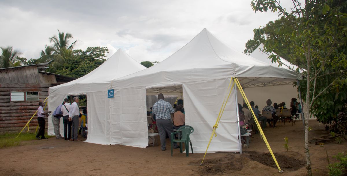 Sehlopha sa batho se tlileng libokeng tse tšoaretsoeng ka tenteng morung.
