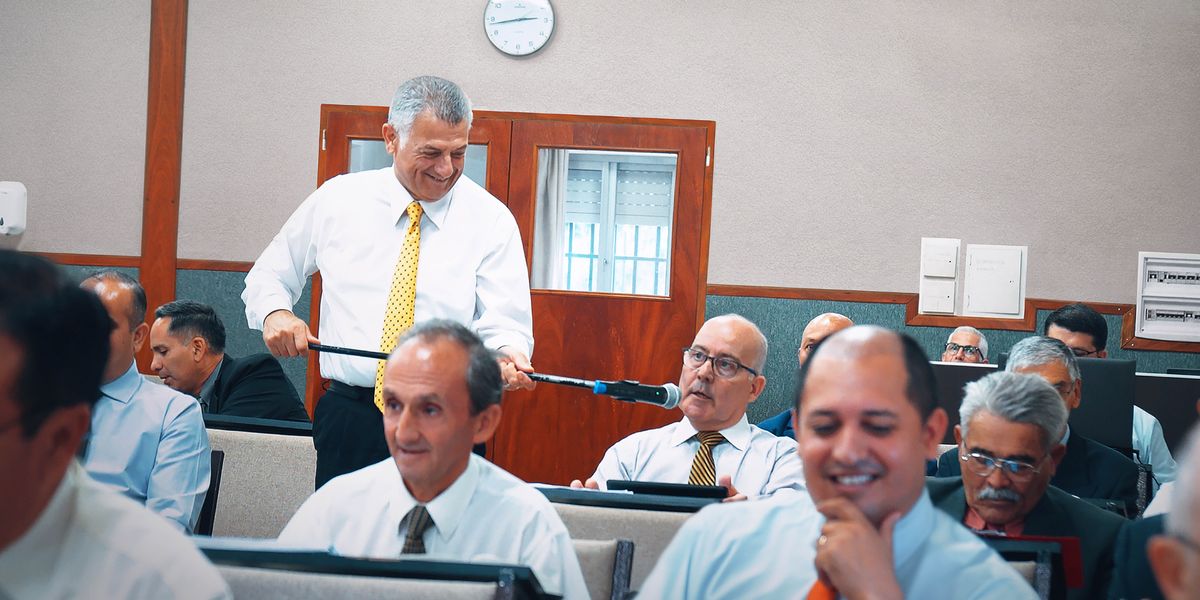 Moithuti o fana ka karabo Sekolong sa Baholo ba Phutheho.