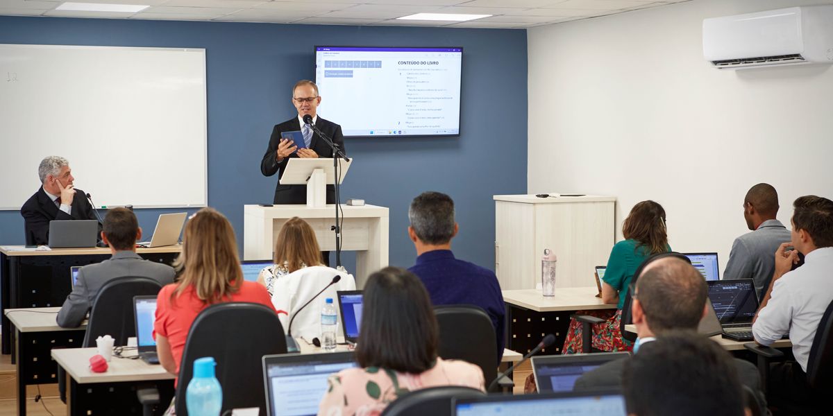 Moithuti Sekolong sa Tšebeletso sa Bethele o fana ka puo ’me morupeli le baithuti ba bang ba mametse.