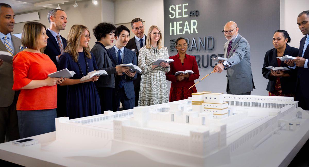 Morupeli Sekolong sa Bibele sa Gileade sa Watchtower, o ruta baithuti a sebelisa setšoantšo sa tempele e Jerusalema.