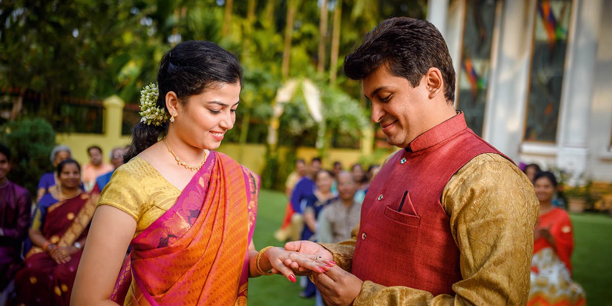 Monyali le monyaluoa ba nyalana sebakeng se ka ntle. Monyali o kenya monyaluoa reng.