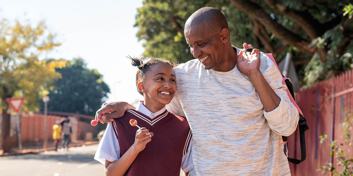 Ntate le morali oa hae ba ntse ba tsamaea seterateng ba thabile.