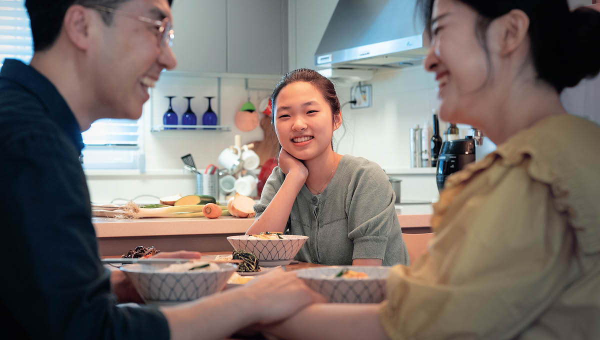 Morali o thabile ha a shebile batsoali ba hae ba le tafoleng ba ntse ba ja. Ntate oa hae o tšoara ’mé oa hae ka letsoho ba thabile.