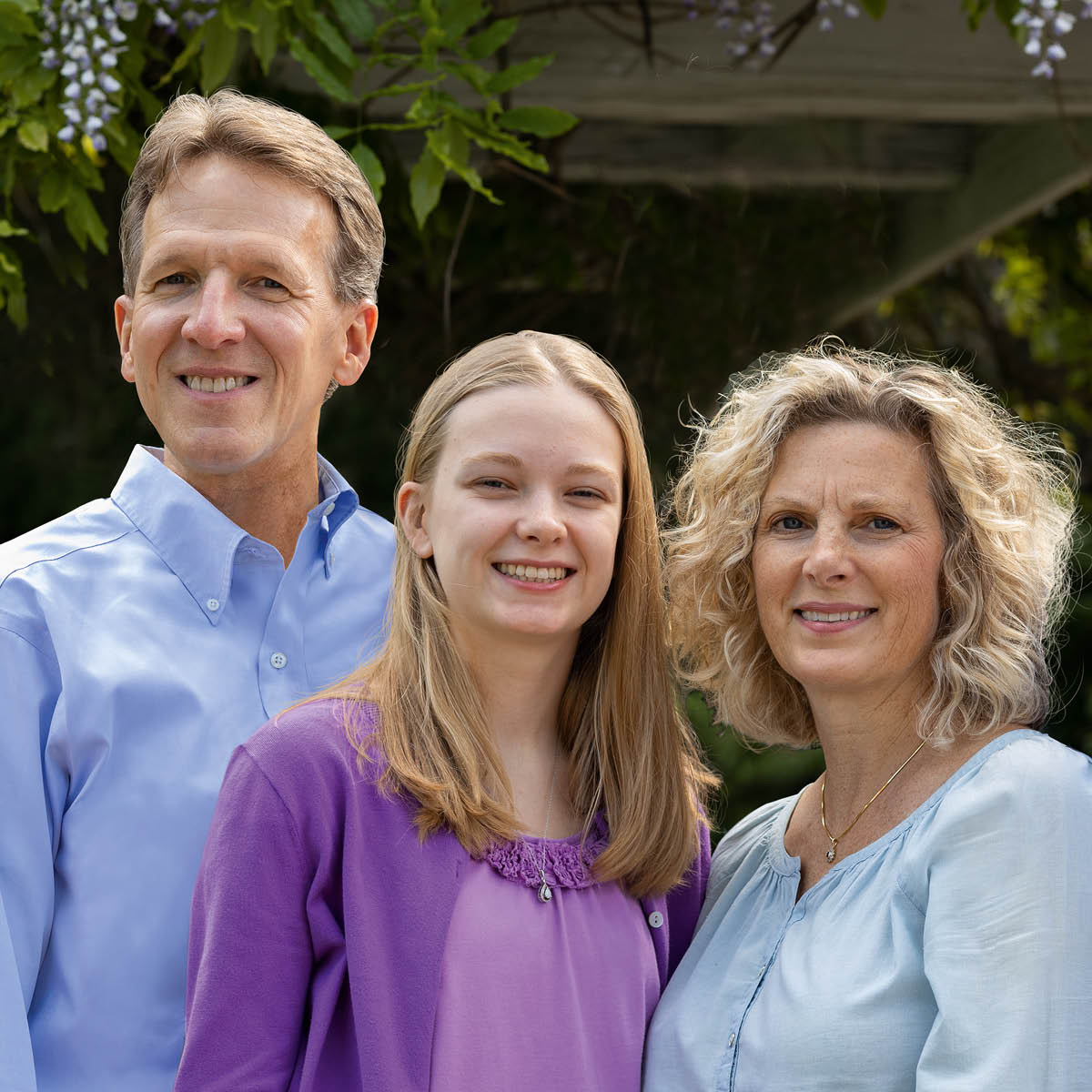 Gregory, morali oa hae Olivia, le molekane oa hae Audrey.