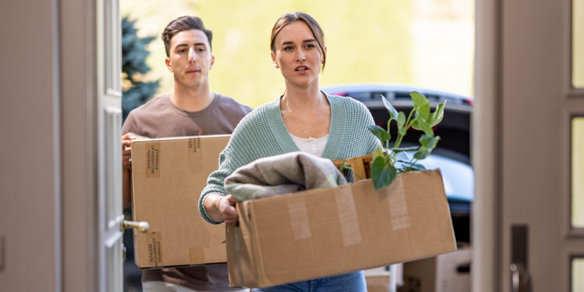 Monna le mosali ba nkile thepa ea bona ba kena ka tlung.