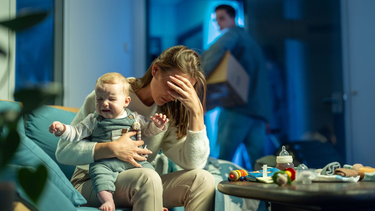 Mosali ea tšoanang o lutse fatše o nkile ngoana ea llang. Monna o tsoa a nkile lebokose le tšetseng thoto ea hae.