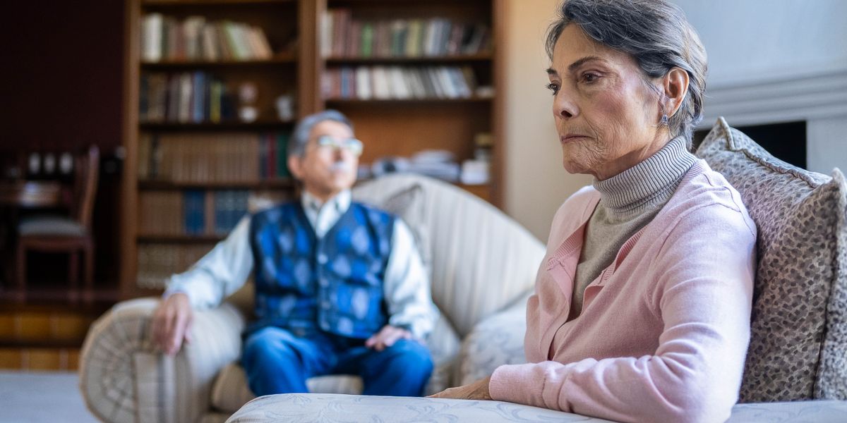 Banyalani ba holileng ba sa thabang ba lutse ba arohane ’me bobeli ba bona ba shebile libakeng tse fapaneng.