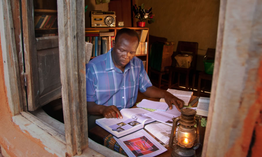 A Christian brother doing research with publications of Jehovah’s Witnesses