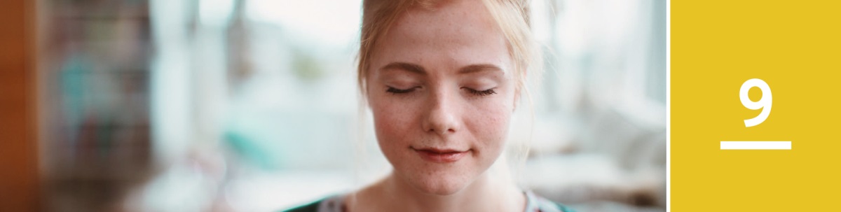 Khaolo ea 9. ’Mè ea ntseng a rapela.