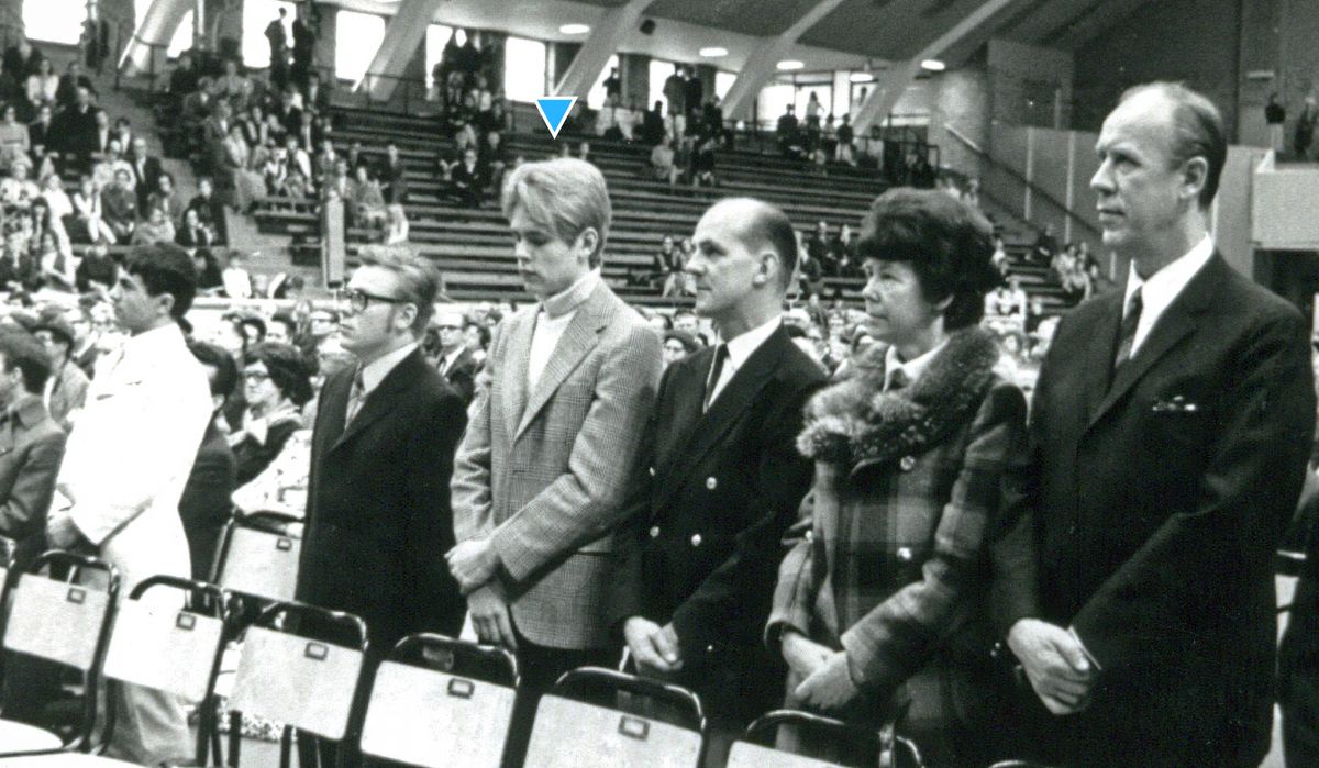 Håkan u eme pela ntate oa hae le batho ba bang ba eang kolobetsong.