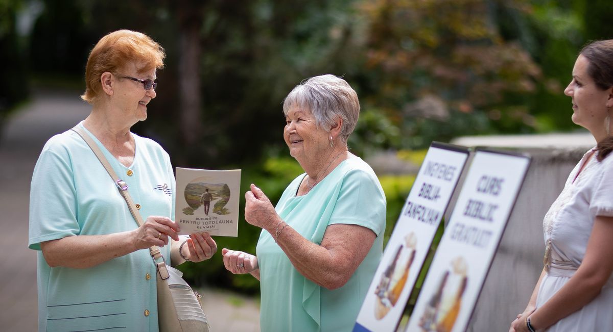 Ibolya le morali oa bo rona ba paka phatlalatsa. Ibolya o ntse a buoa le ’me a sebelisa bukana ea “U ka Thaba ka ho sa Feleng!”
