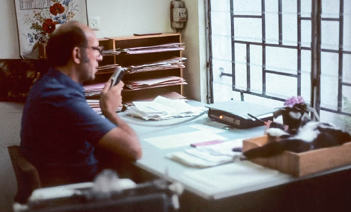 Dayrell o buela mochining o ofising ea hae.