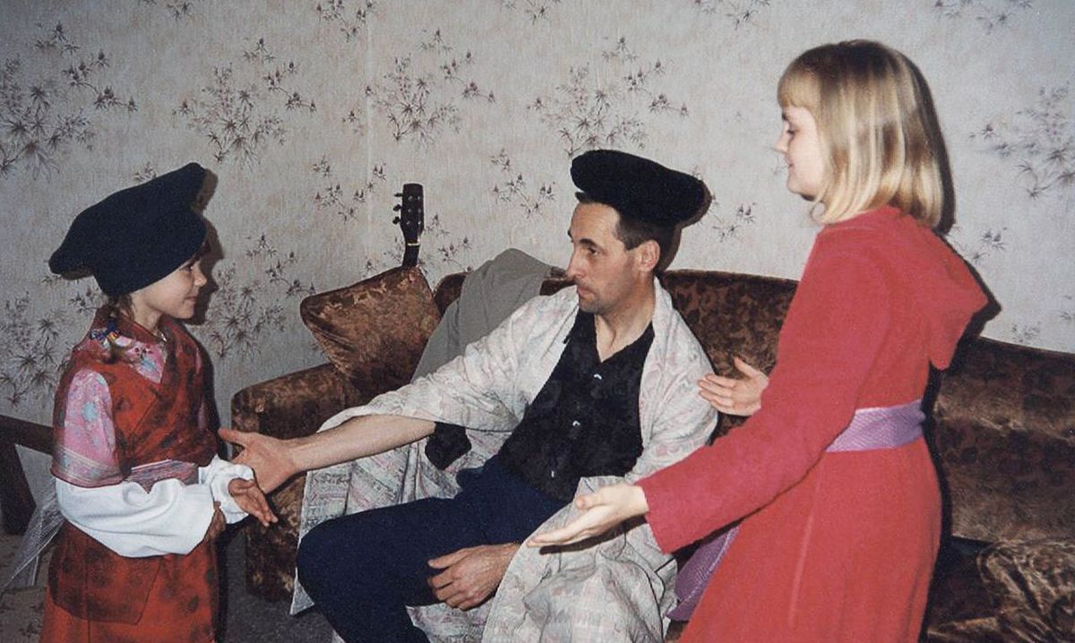 Virgilijus o roetse katiba joaloka korone, o itlamme ka kobo ’me eena le barali ba hae ba babeli ba bapala tšoantšiso ea Bibele ea Esthere.