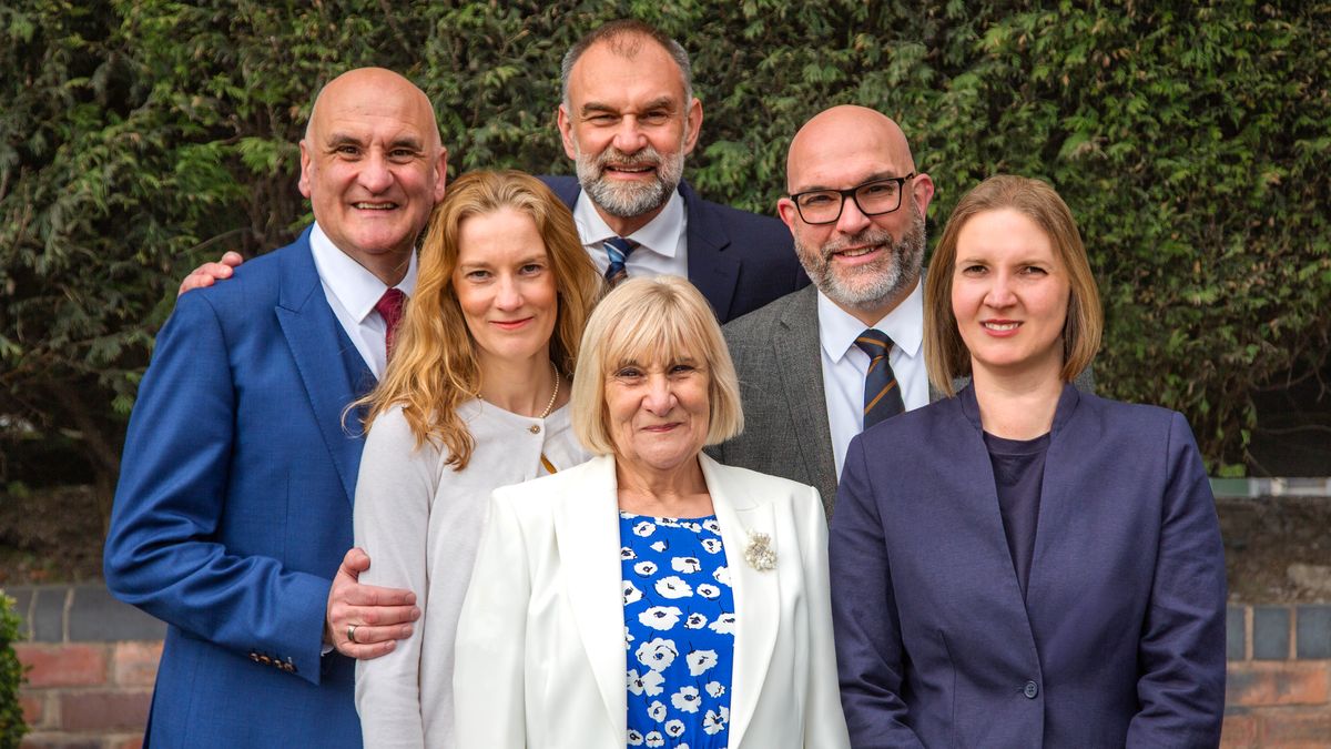 Carol o nka senepe a thabile le bana ba hae ba bahlano.