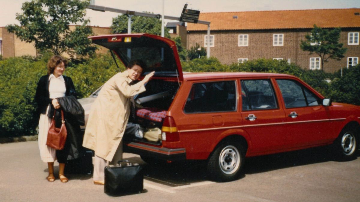 Peter le Lenka ba kenya lithoto ka koloing.