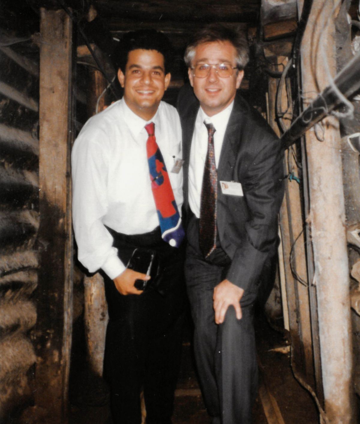 Peter o eme le Halim Curi ka har’a kotopo e patehileng eo bara ba bo rona ba neng ba fetisa liphallelo ho eona ho li isa Sarajevo.