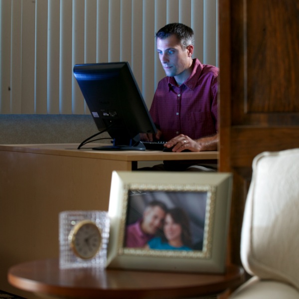 Monna ea nyetseng o kene inthaneteng bosiu