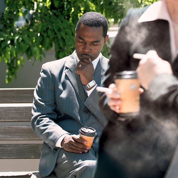 Monna o rapella hore a se ke a tsuba ha batho ba bang ba nang le eena ba ntse ba tsuba