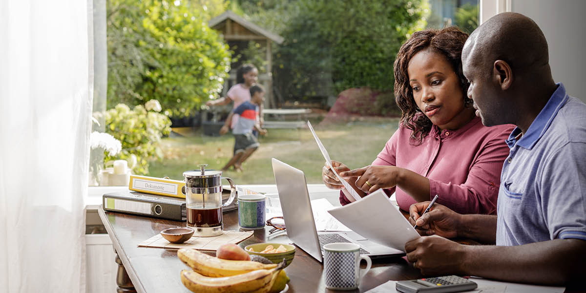 Batsoali ba buisana ka hore na ba tl’o sebelisa chelete joang, ha bana ba bapalla ka ntle.