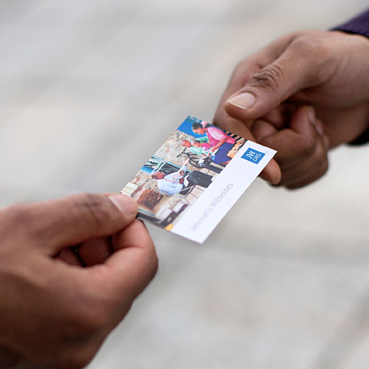 Paki ea Jehova e fa motho karete ea boitsebiso jw.org